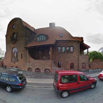Lars Ulrich jetoi ne kete shtepi me arkitekture te vecante ne Hellerup, Danimarke deri ne moshen 17 vjecare.