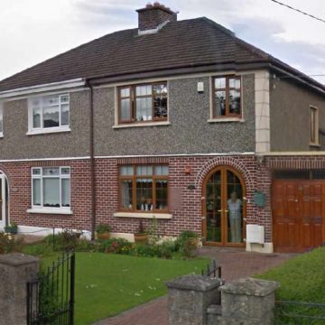 Prinderit e Paul ‘Bono’ Hewson e blene kete shtepi ne Cedarwood Road, Dublin 7 jave para se ai te lindte ne 1960-en e ku kaloi te gjithe femijerine
